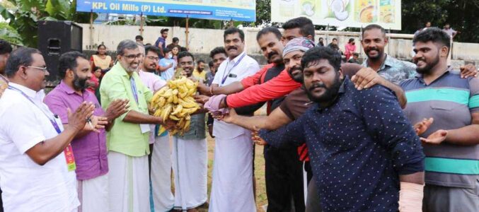 വർണ്ണക്കുട: വടം വലിച്ച് ജയിച്ചത് ആളൂർ പഞ്ചായത്ത്
